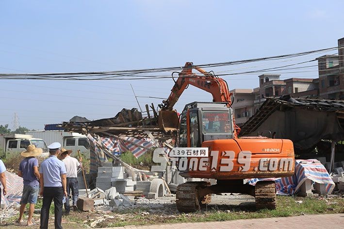 廣東羅定市大力整治大崗路石材加工點(diǎn)，為市民營(yíng)造良好生活環(huán)境