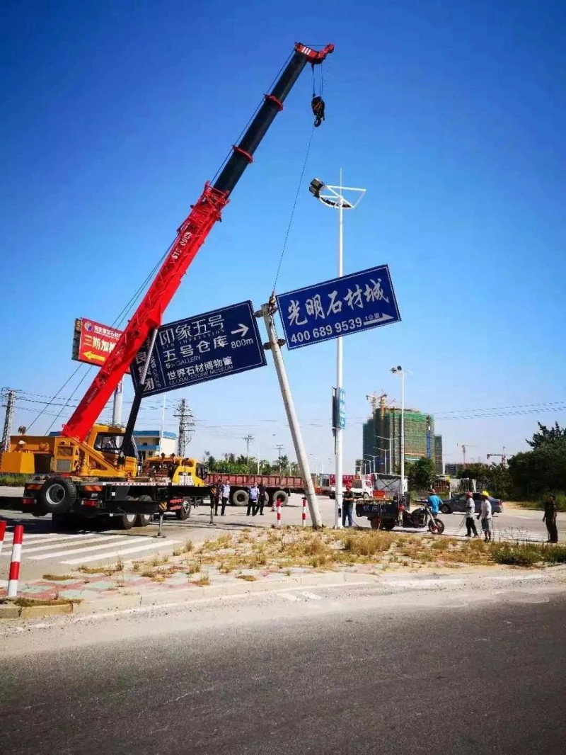 中國石材基地“福建水頭”路邊違規(guī)廣告牌整治行動(dòng)