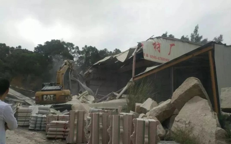 福建泉州市惠安縣東嶺鎮(zhèn)政府各級單位聯(lián)合拆除石材加工廠