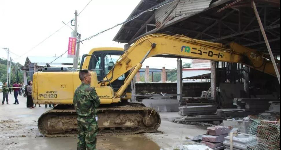 南安市洪梅鎮(zhèn)26家石材加工廠進行依法關(guān)停、拆除生產(chǎn)設(shè)備