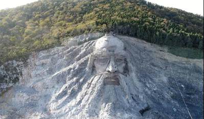 湖北“變廢為寶”，花2.5億改廢棄采石場，建成我國最大山體雕像，當(dāng)?shù)厝耍汉苡幸饬x 