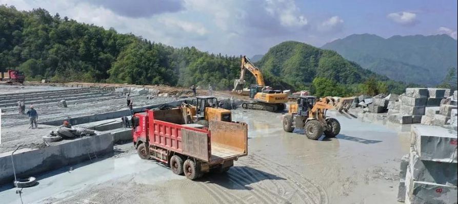 四川萬源青石礦山開采現場實拍圖