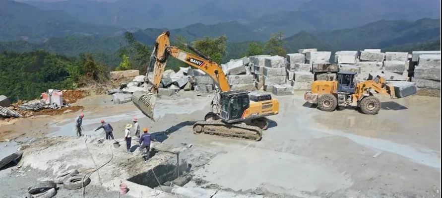 四川萬源青石礦山開采現場實拍圖